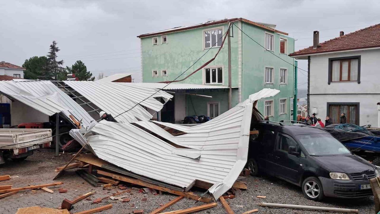 İznik'te Şiddetli Fırtına Çatıyı Uçurdu