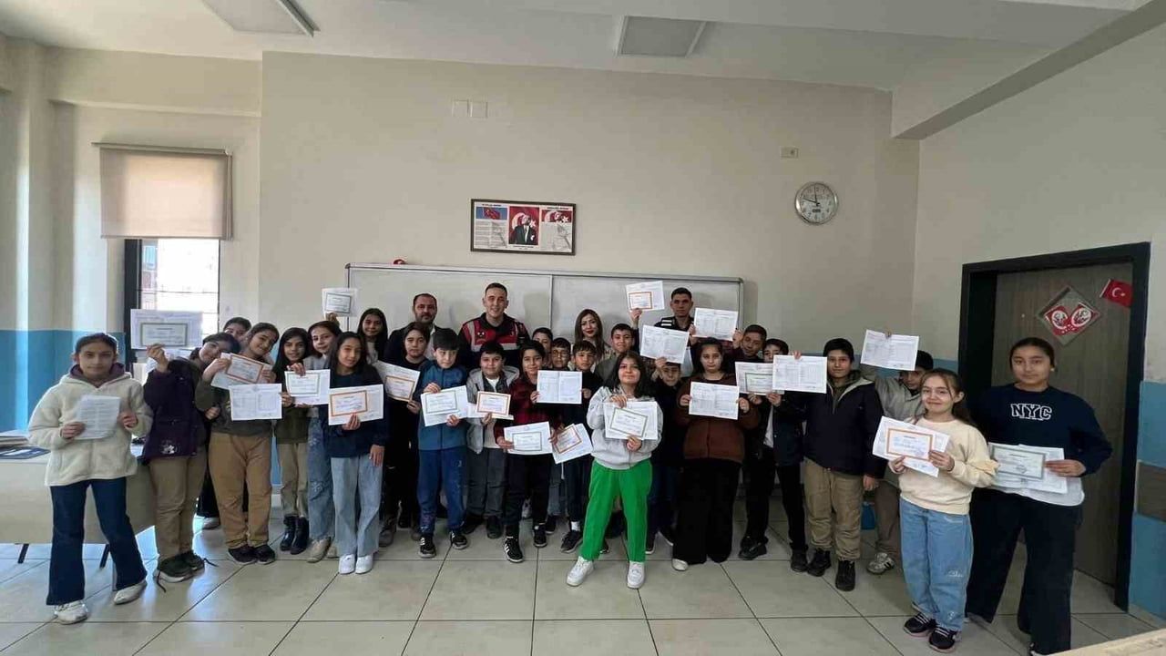 Jandarma, Öğrencilerin Karne Heyecanını Paylaştı