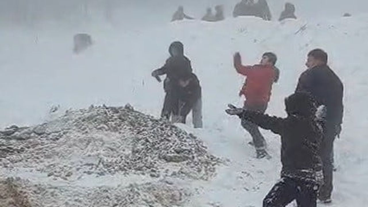 Jandarma ve Çocuklar Kar Topu Savaşında Buluştu