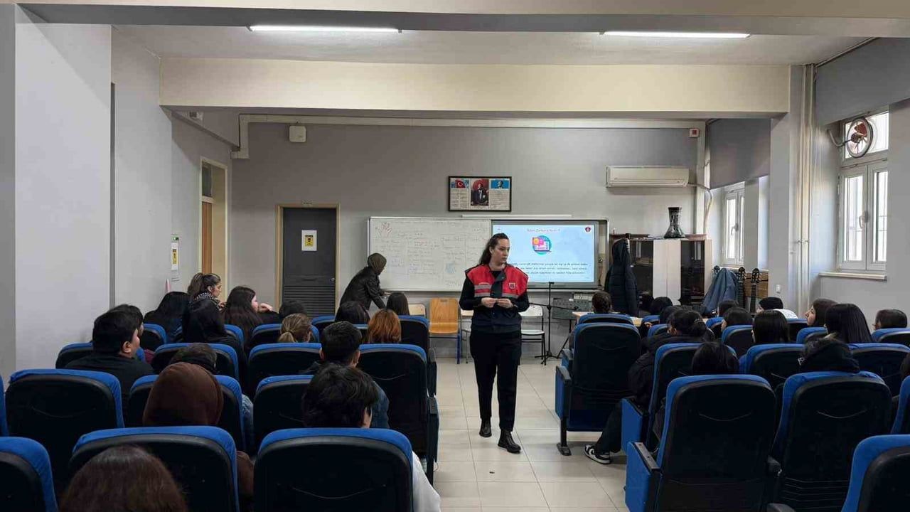 Jandarmadan Erdemli Lisesi Öğrencilerine Siber Farkındalık Eğitimi
