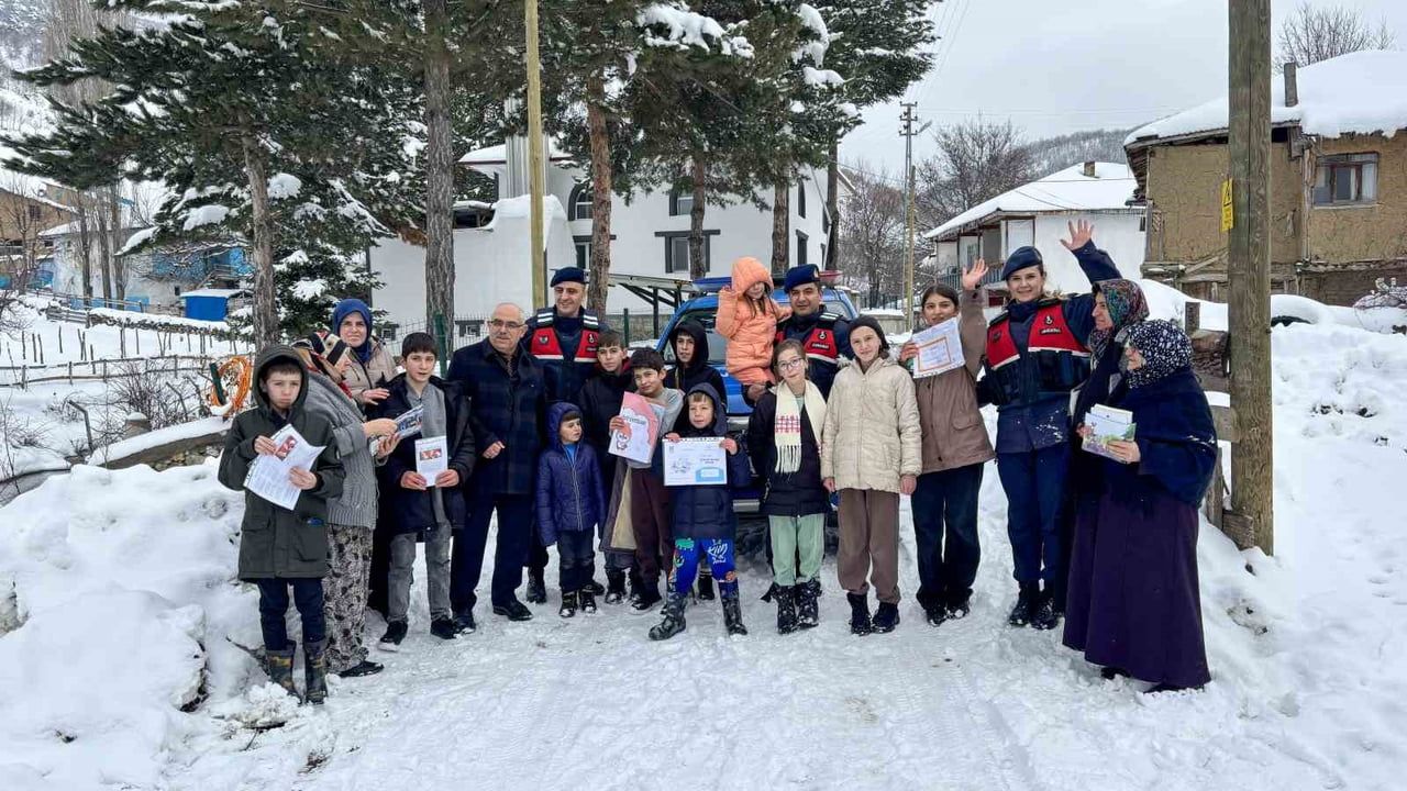 Jandarmadan Öğrencilere Karnelerini Ulaştırdı