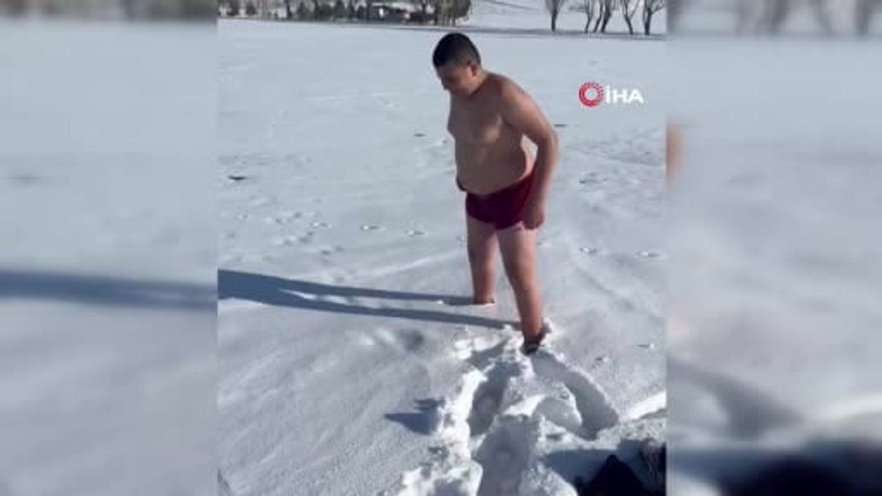 Judo Sporcusu Abdullah Duhan Kartal, Soğuk Havada Kar Banyosu Yaptı