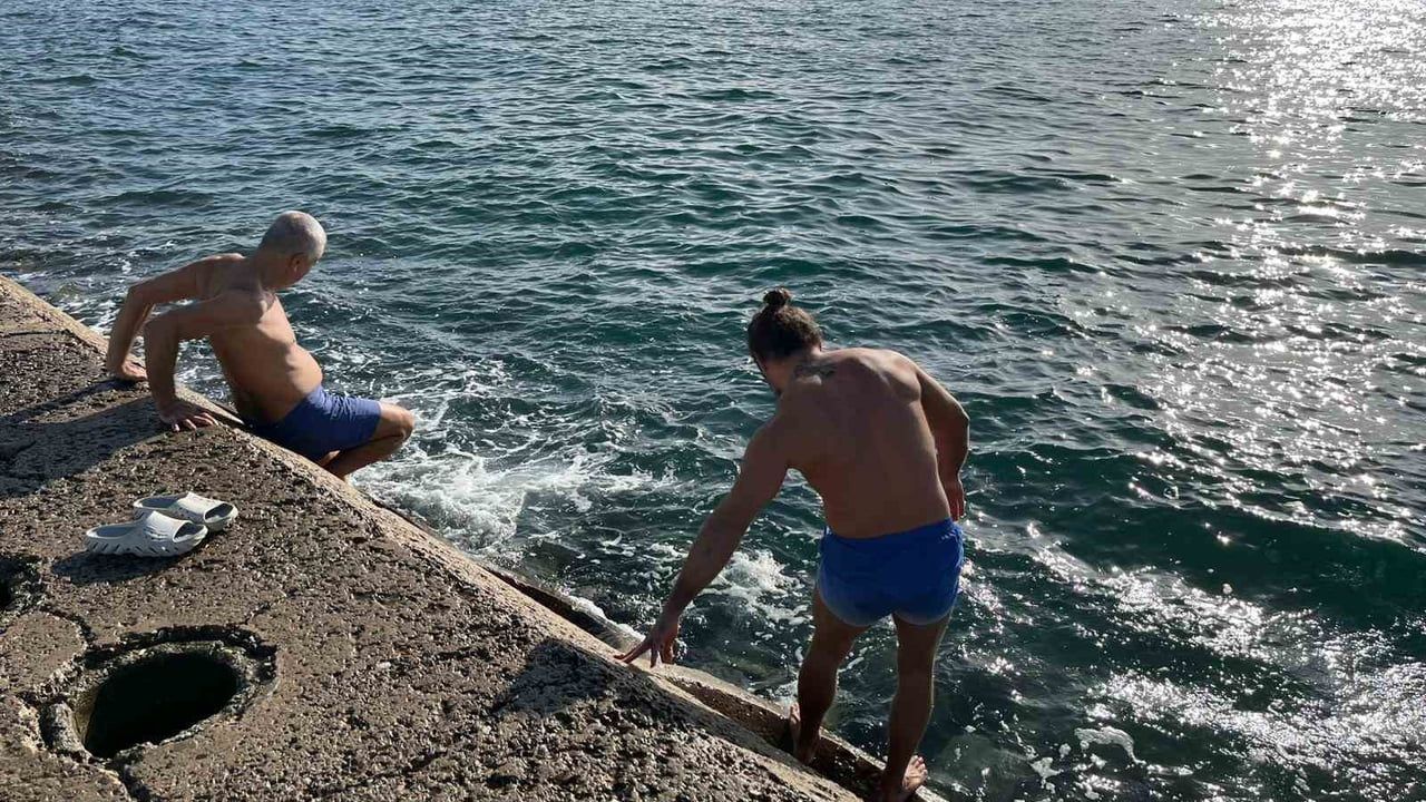 Kadıköy'de Dalga Olumsuzluğu: Yüzücüler Yaralandı