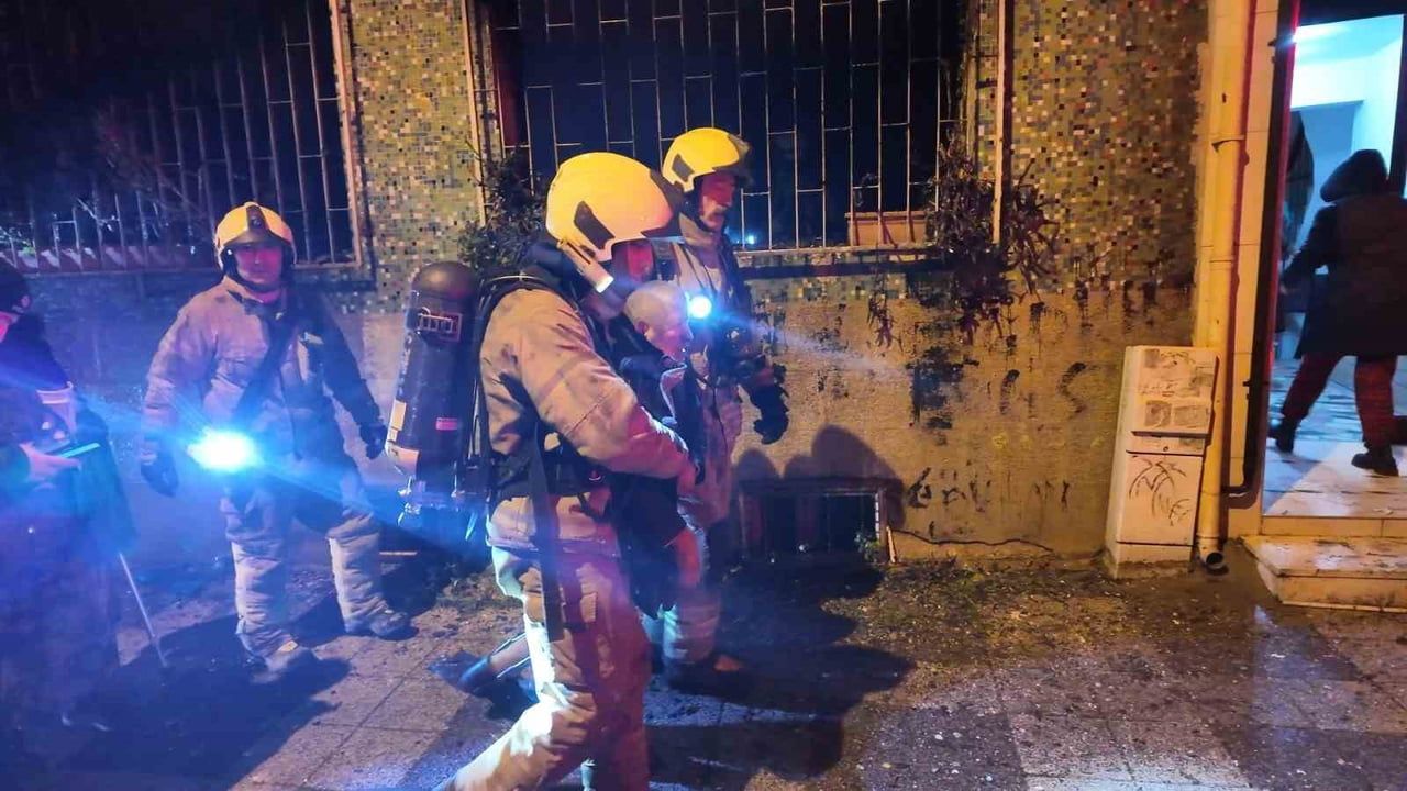 Kadıköy'de Gece Yarısı Yangın: 1 Ağır 8 Yaralı