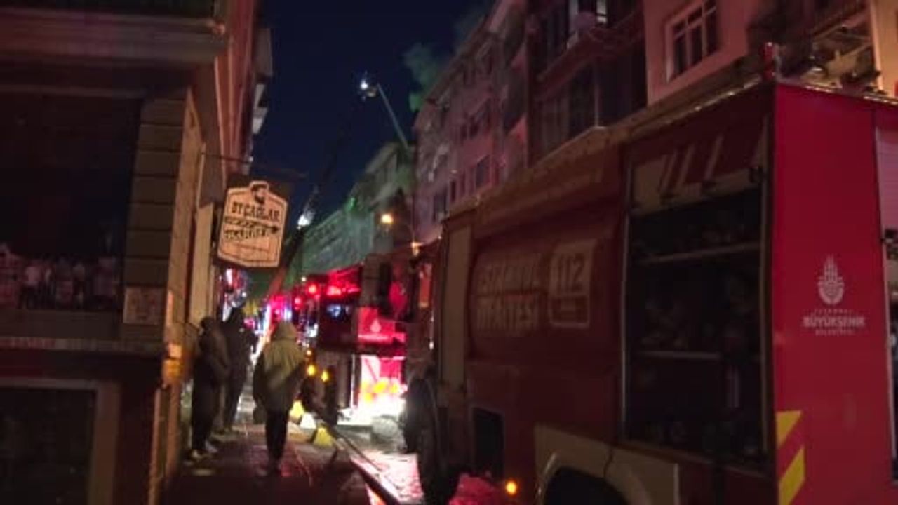 Kadıköy'de Metruk Binada Yangın Paniği