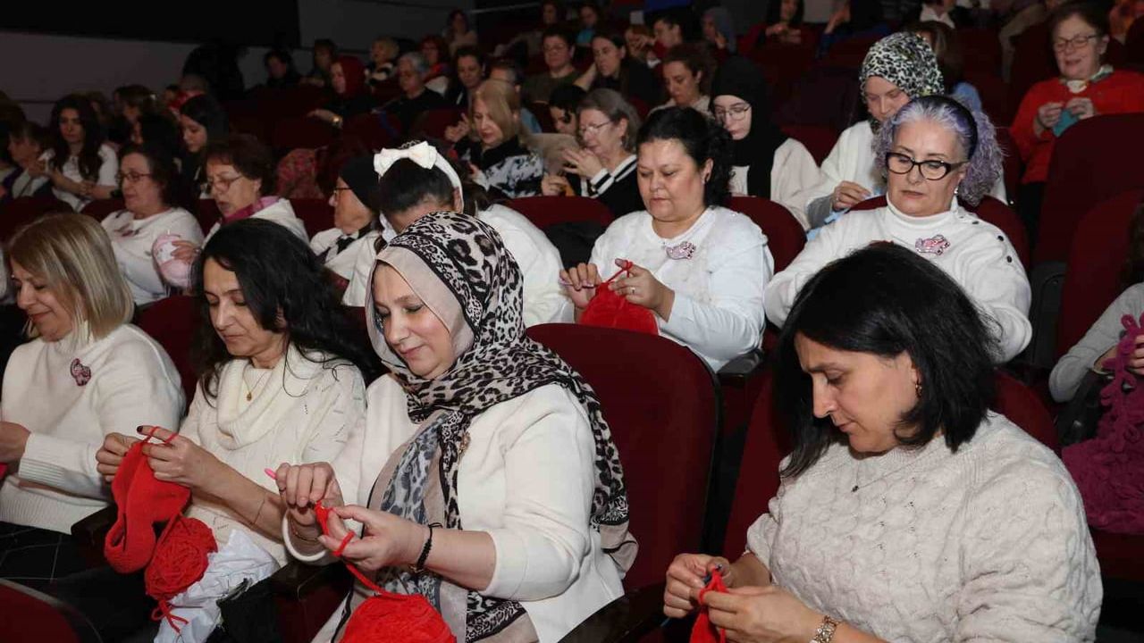 Kadınlardan İyilik İçin Örgü Etkinliği