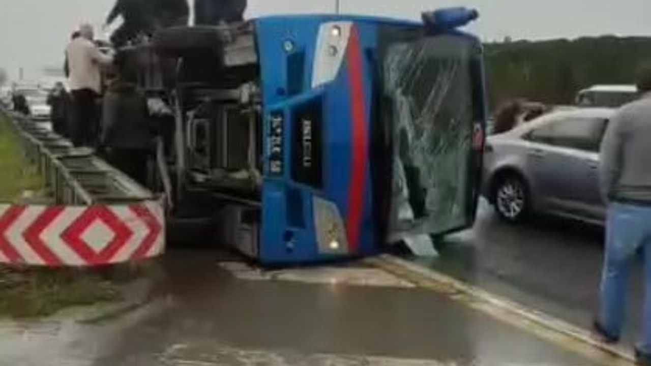 Kağıthane'de Cezaevi Nakil Aracı Devrildi: 19 Yaralı