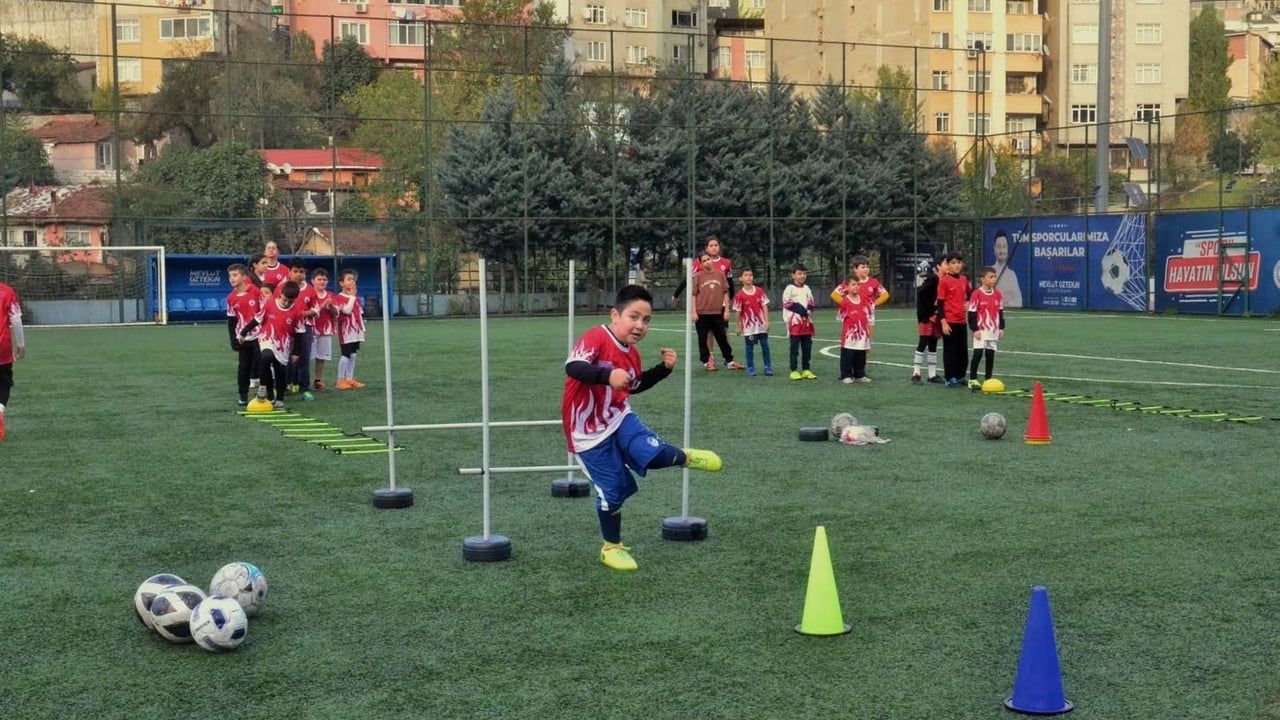 Kağıthane Kış Spor Okulları'nda Futbol Eğitimleri Devam Ediyor