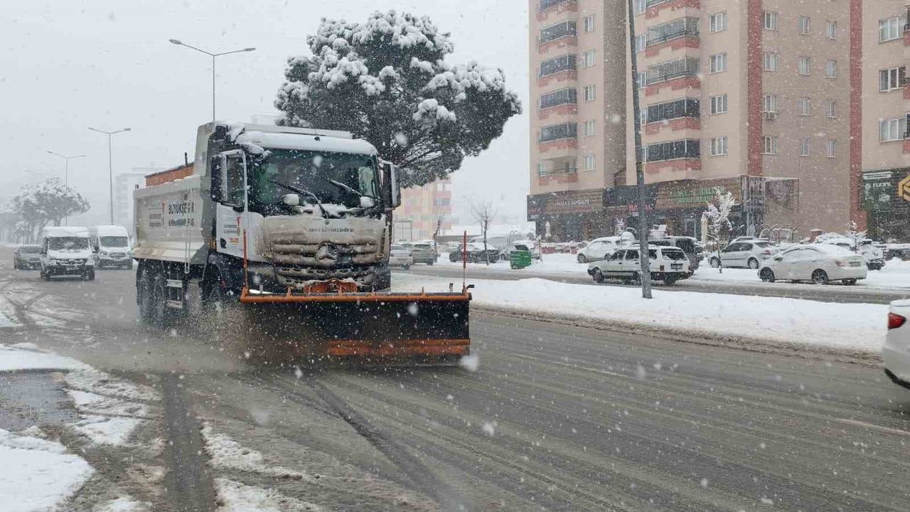Kahramanmaraş Büyükşehir Belediyesi'nden Kar Yağışı Müdahalesi