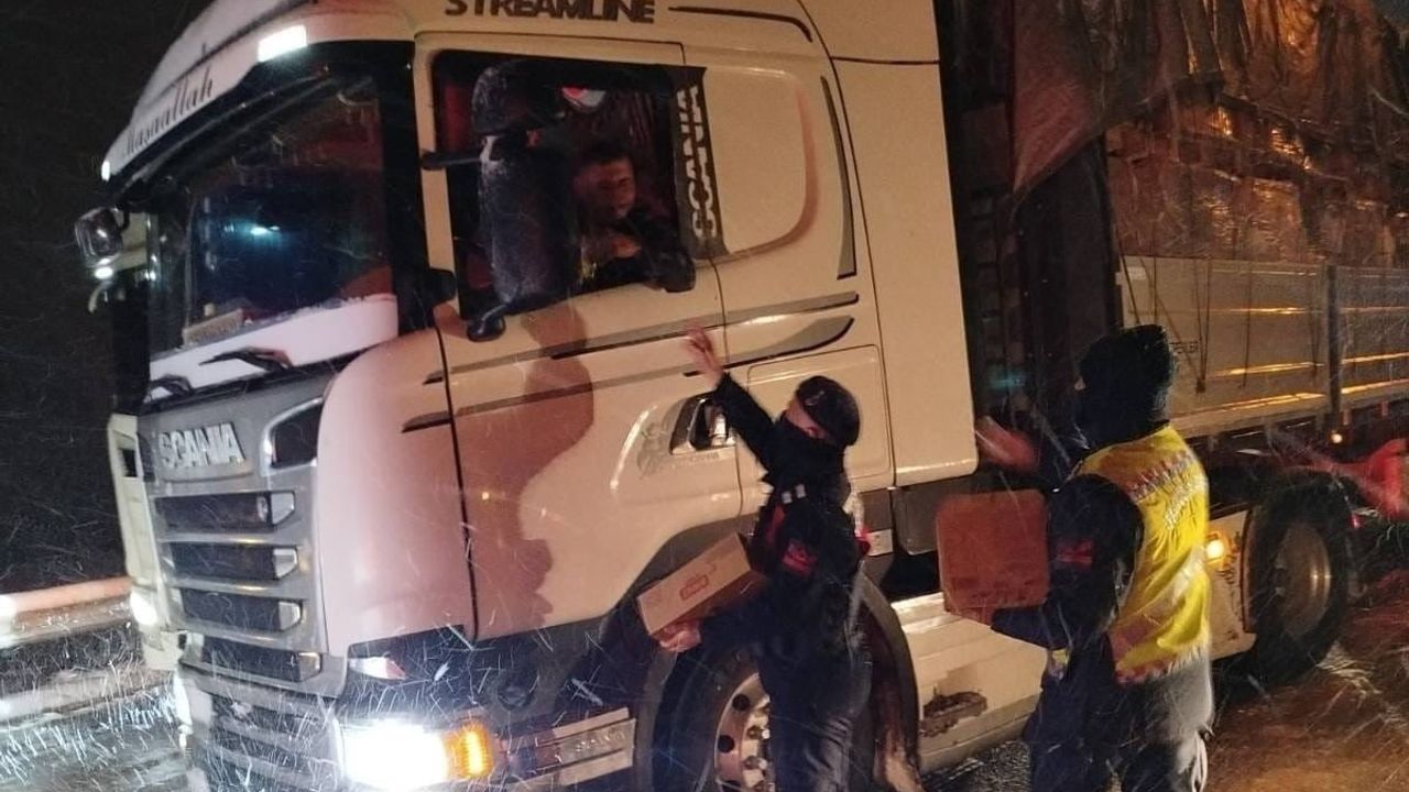 Kahramanmaraş'ta Jandarma ve Kızılay'dan Mahsur Kalanlara Destek