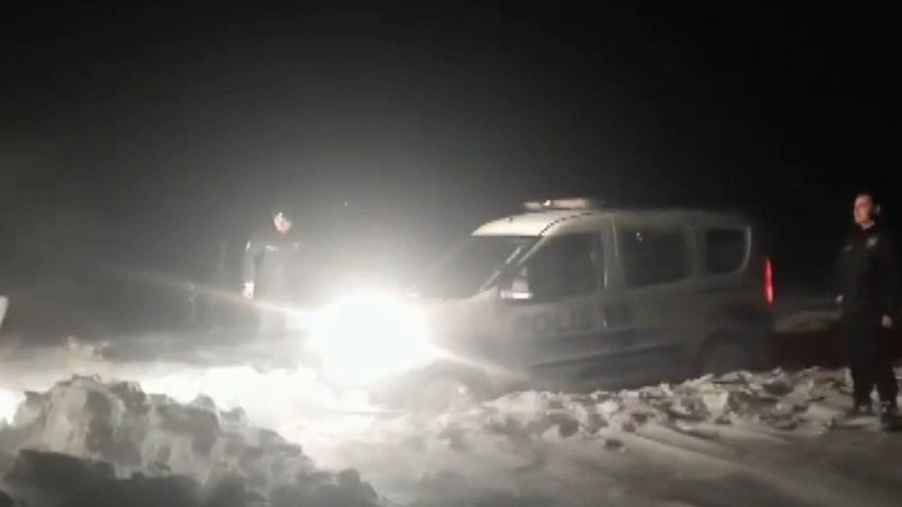 Kahramanmaraş'ta Kar Yağışı Nedeniyle Yolda Kalan Polis Ekiplerine Yardım