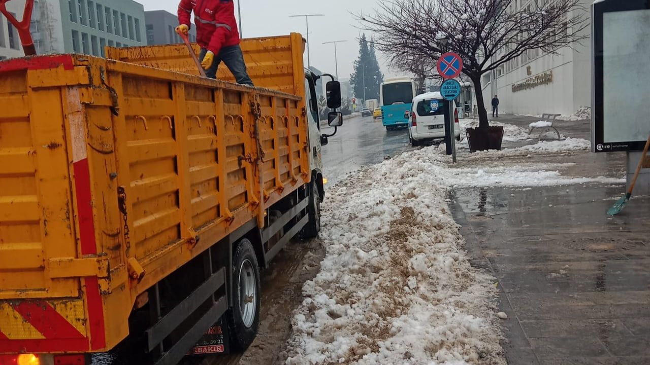 Kahramanmaraş'ta Karla Mücadele Çalışmaları Devam Ediyor
