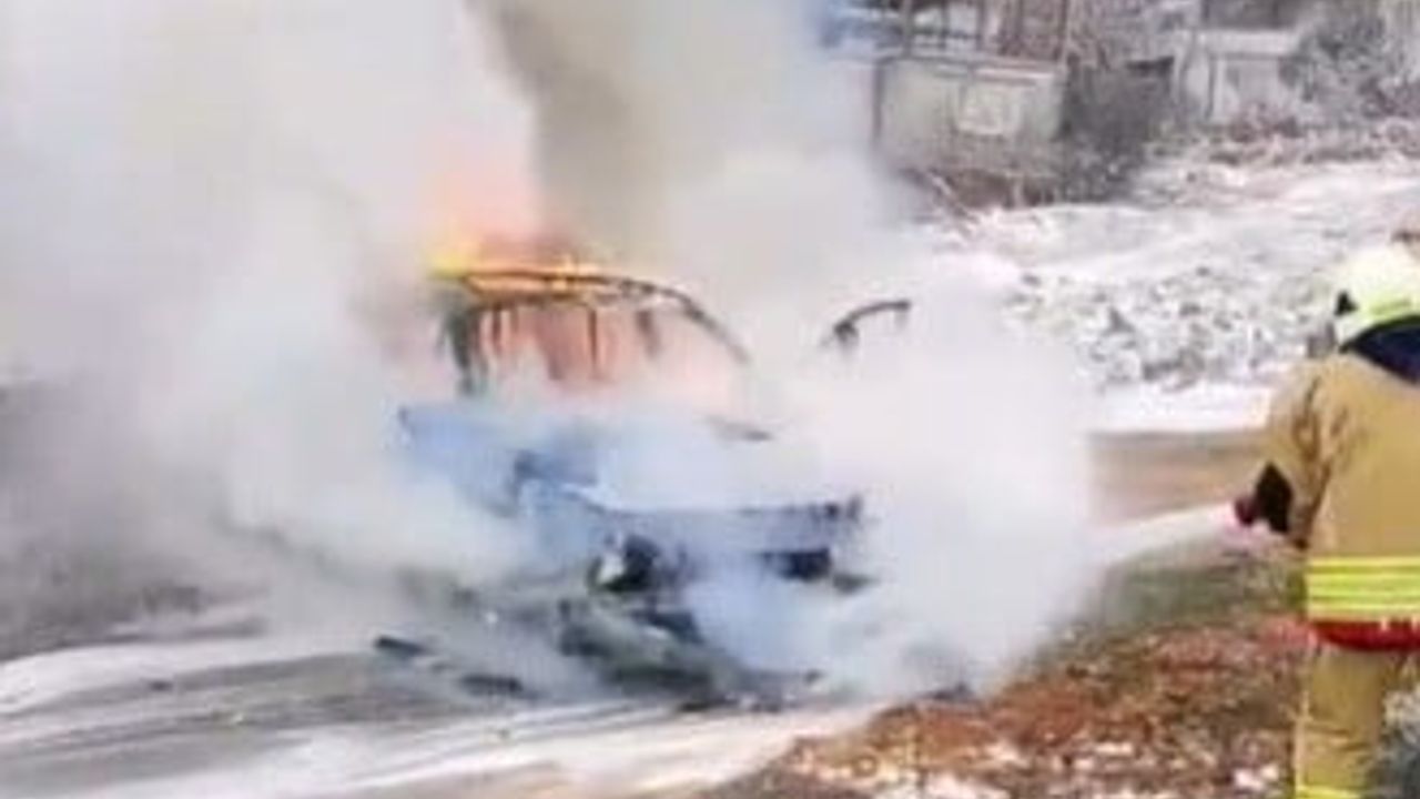 Kahramanmaraş'ta Seyir Halindeki Araç Yandı