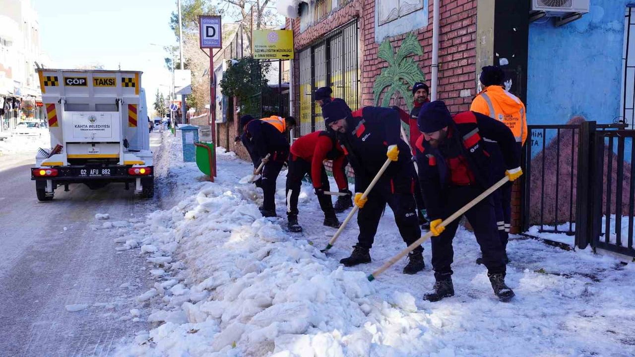 Kahta Belediyesi Karla Mücadelede Kesintisiz Çalışıyor