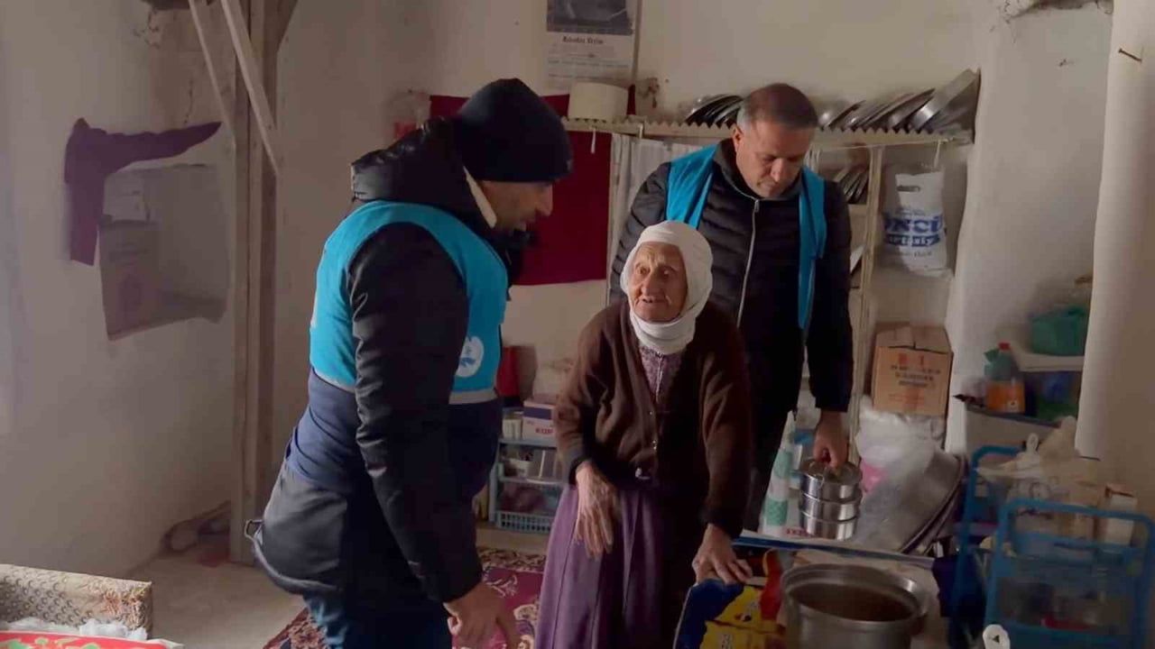 Kahta Belediyesi'nden Yaşlı ve Engellilere Sıcak Yemek Desteği