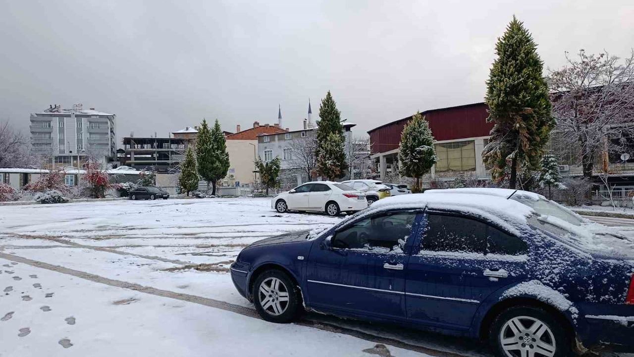Kale'de Kar Yağışı İlçeyi Beyaza Bürüdü