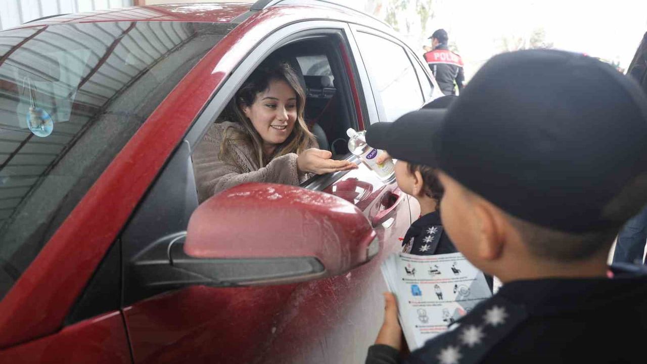Kamuflajlı Çocuklardan Yürek Isıtan Trafik Denetimi