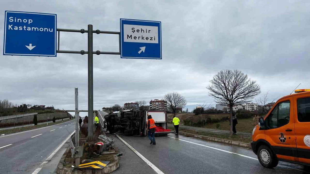 Kamyonet Devrildi: Sinop'ta Kaza