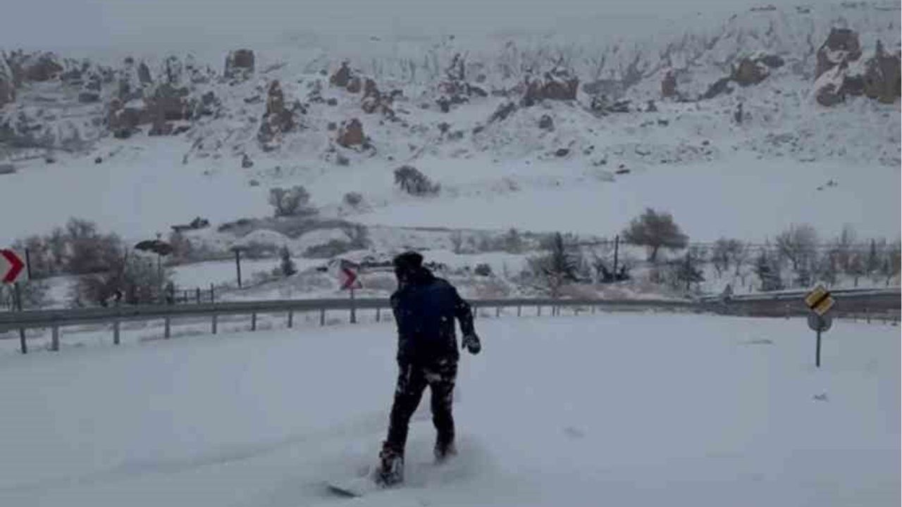 Kapadokya'da Peribacaları Arasında Kayak Keyfi