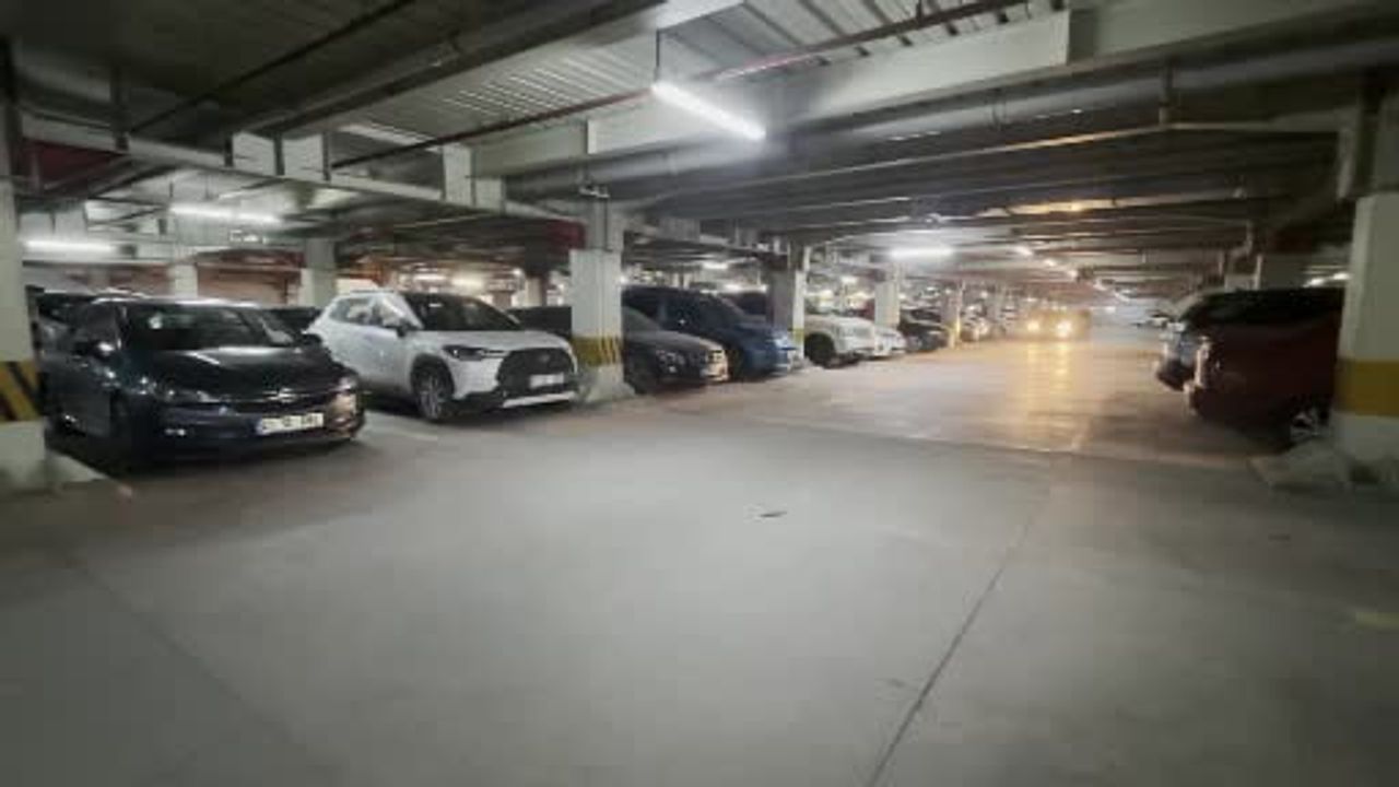 Kapalı Otoparktaki Kanlı Kavga: Arkadaşını Bıçaklayarak Öldürdü