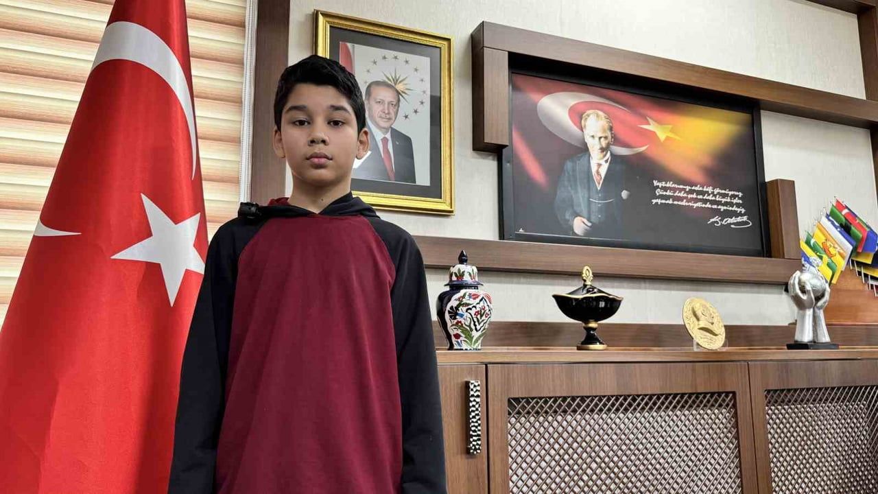 Kar Yağışı Altında İstiklal Marşı'na Saygı Duruşu