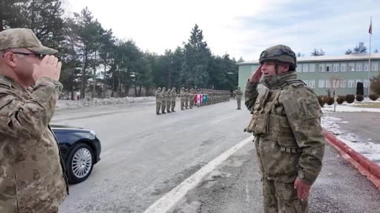 Kara Kuvvetleri Komutanı Metin Tokel 1’inci Komando Tugay Komutanlığı'nı Ziyaret Etti