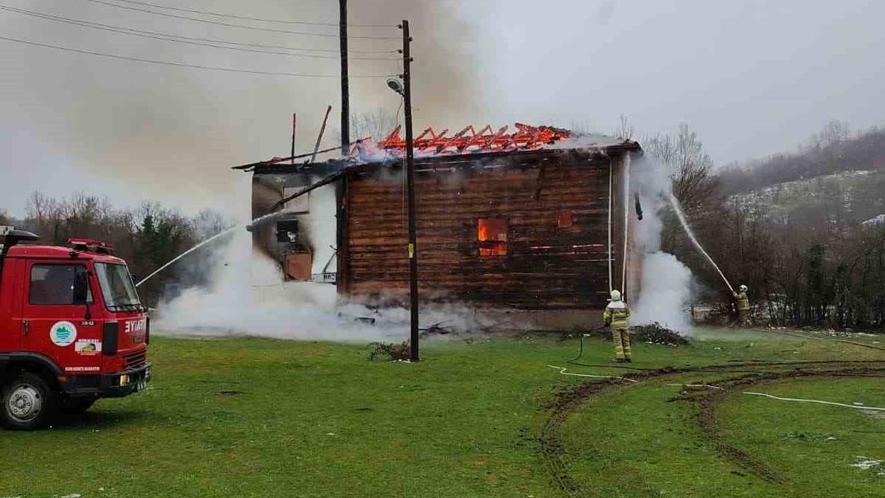 Karabük'te 450 Yıllık Ahşap Cami Yangında Zarar Gördü