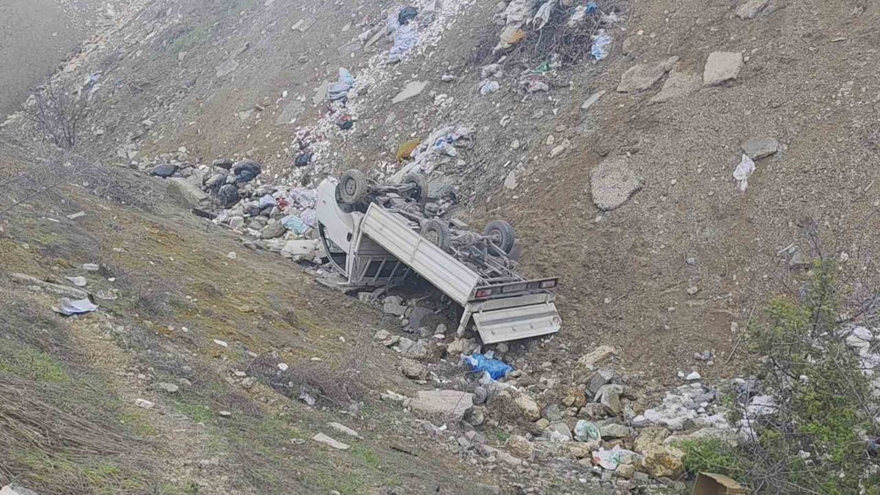 Karabük'te Kamyonet Şarampole Yuvarlandı, 2 Yaralı