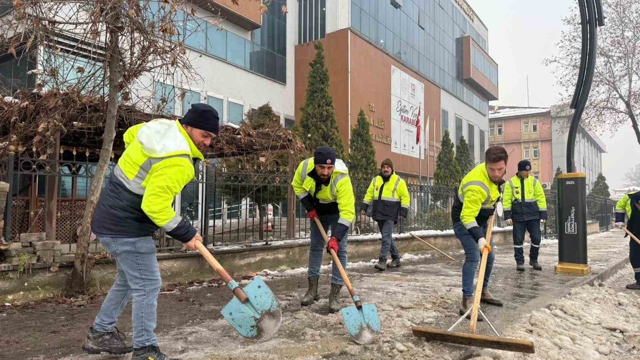 Karabük'te Kar Temizleme Çalışmaları Sürüyor
