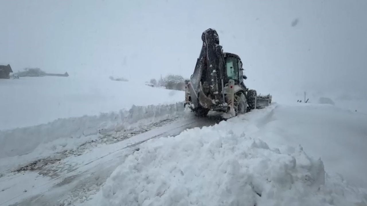 Karabük'te Kar Yağışı Sonrası Kapalı Köy Yolları Ulaşıma Açıldı