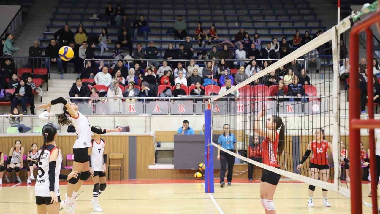 Karabük'te Voleybol Midi Kızlar İl Birinciliği Müsabakaları Tamamlandı