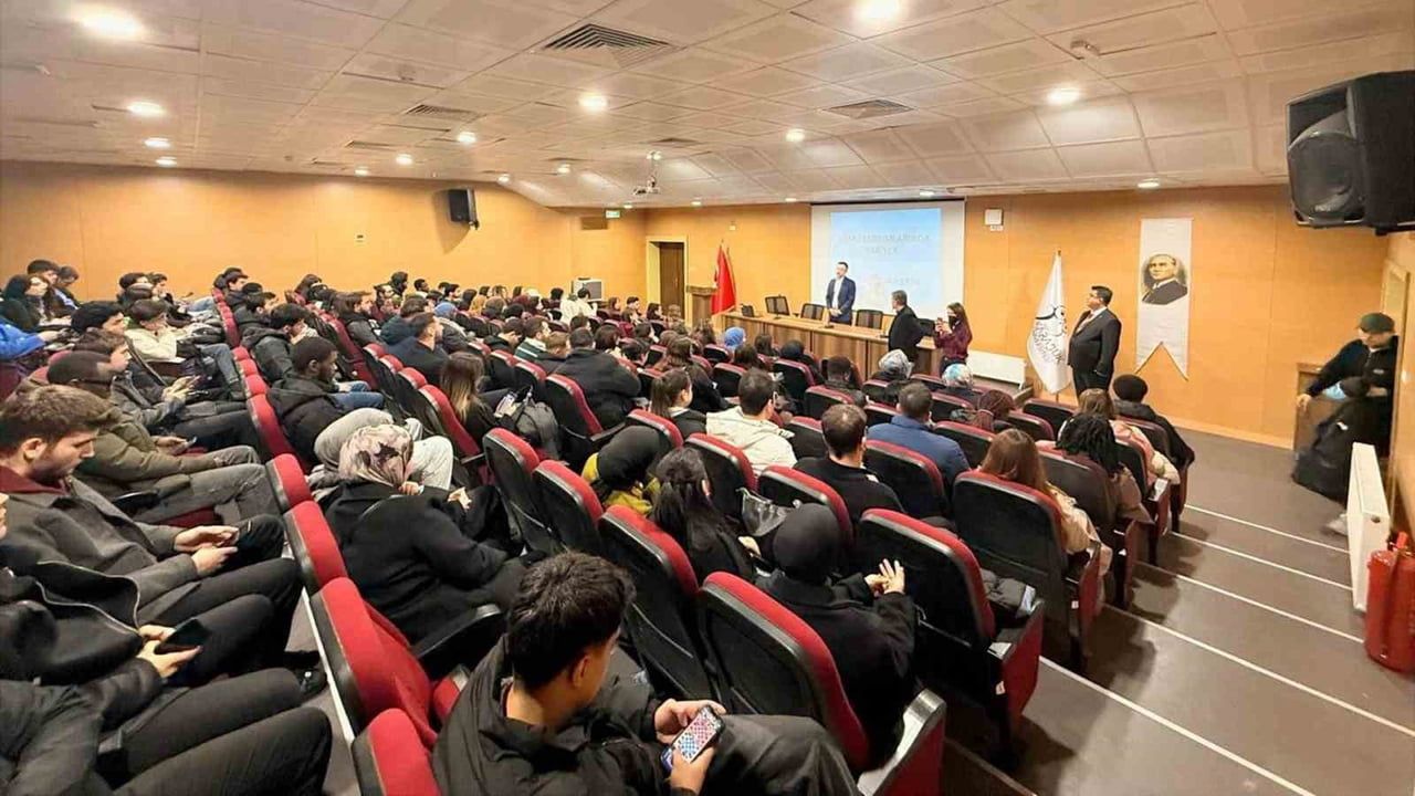 Karabük Üniversitesi'nde Kariyer ve KPSS Semineri Düzenlendi