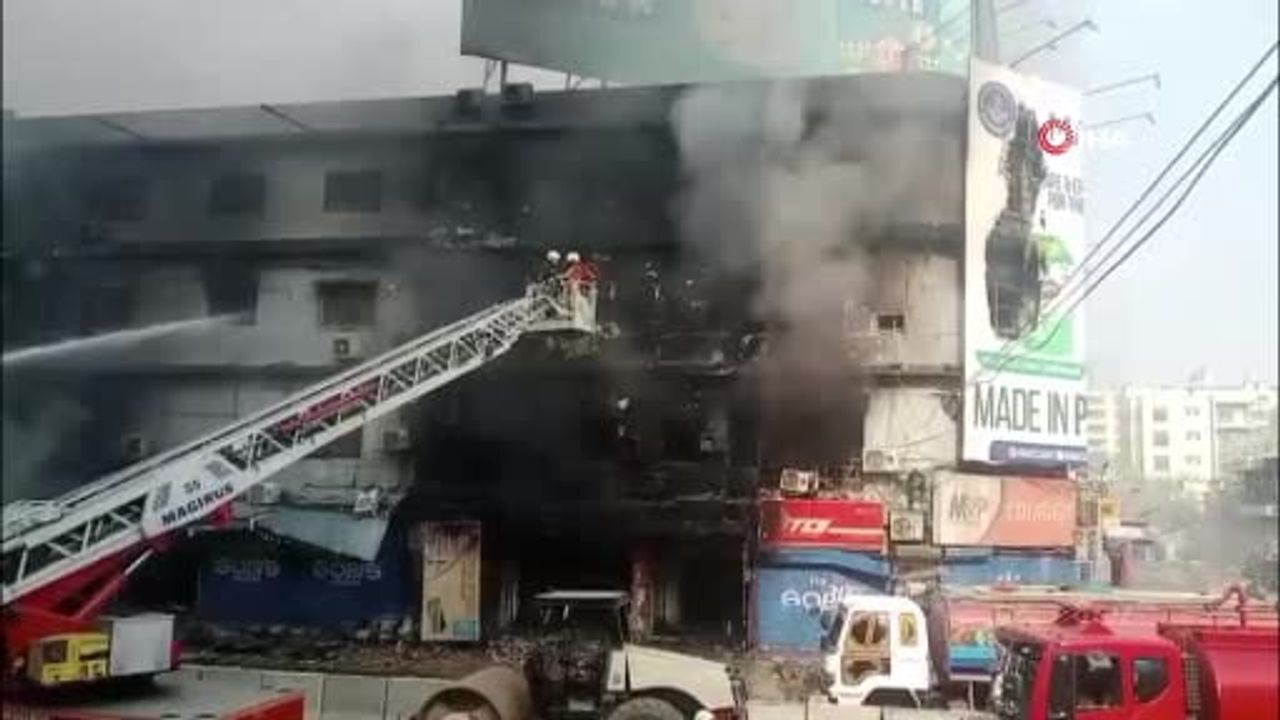 Karaçi'de Alışveriş Merkezindekı Yangın: 6 Kişi Hayatını Kaybetti