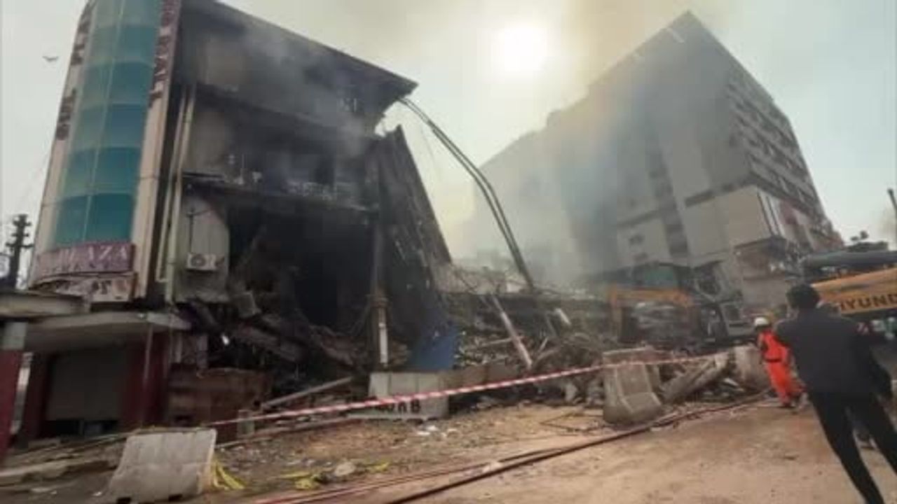 Karaçi'deki Alışveriş Merkezi Yangınında Can Kaybı 26'ya Yükseldi