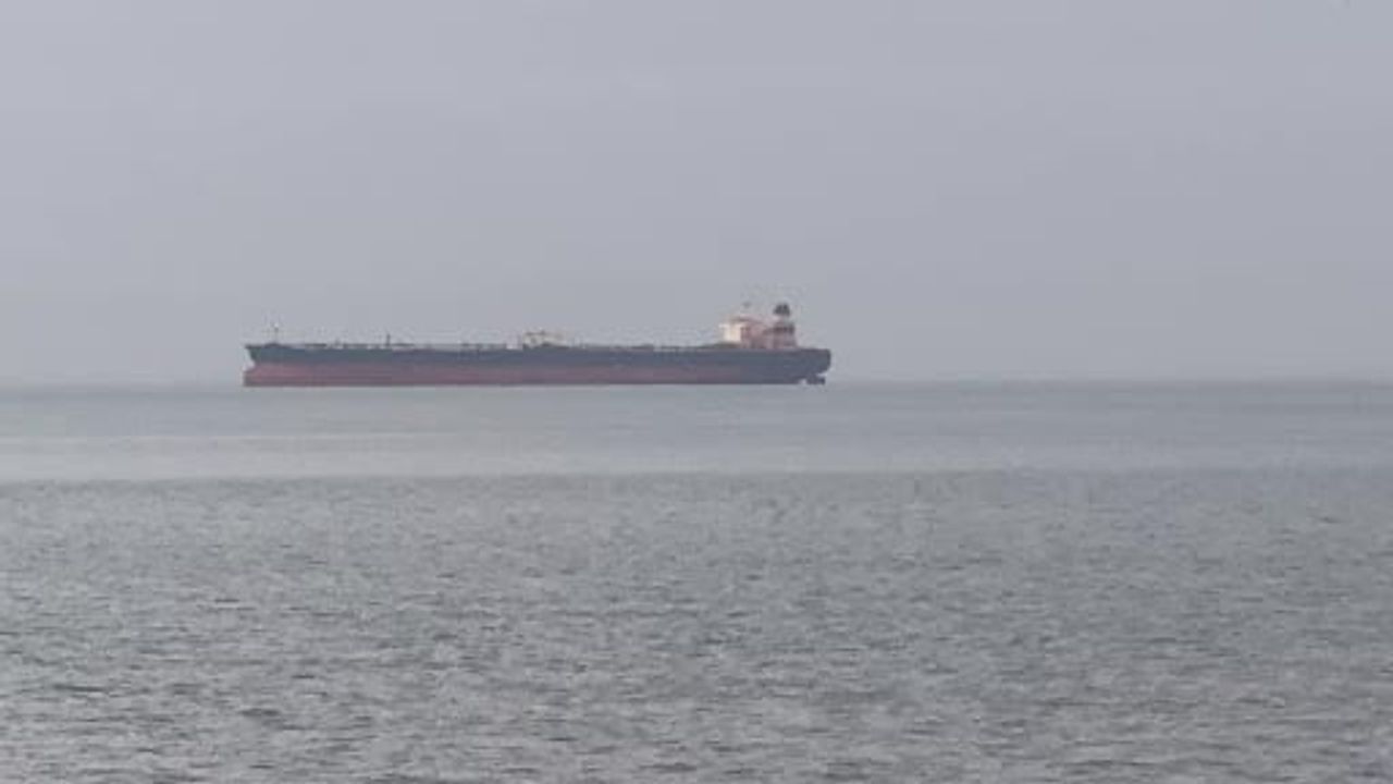 Karadeniz'de Dron Saldırısına Uğrayan Petrol Tankeri İnebolu'da Demirledi