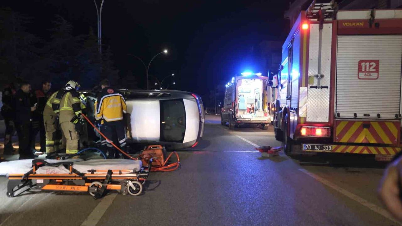 Karaman'da Devrilen Otomobilin Sürücüsü İtfaiye Ekipleri Tarafından Kurtarıldı