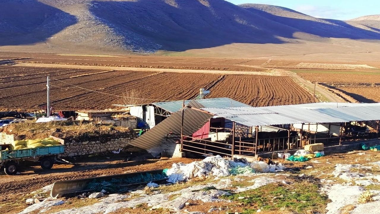 Karaman'da Fırtına Faciası: Çatı Altında Kaldı