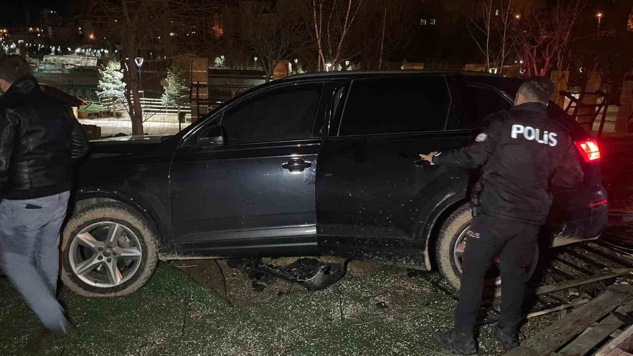 Karaman'da Kontrolden Çıkan Cip Kafenin Bahçesine Uçtu