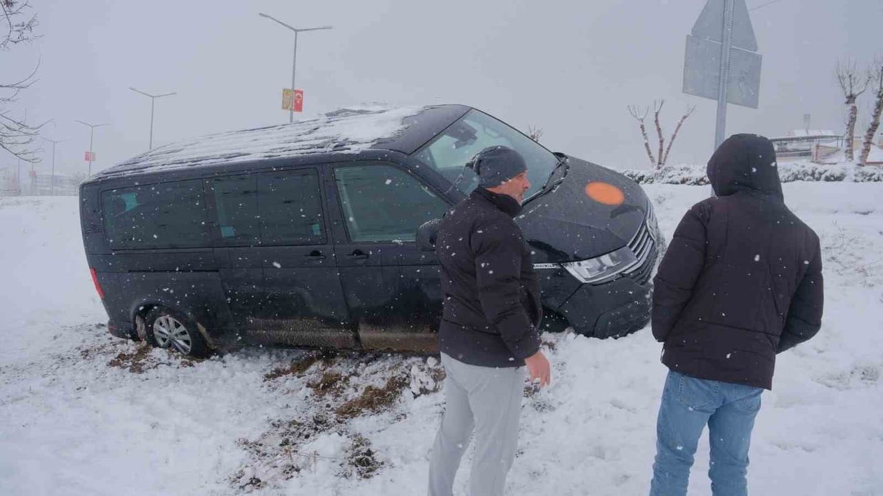 Karaman'da Minibüs Şarampole Uçtu