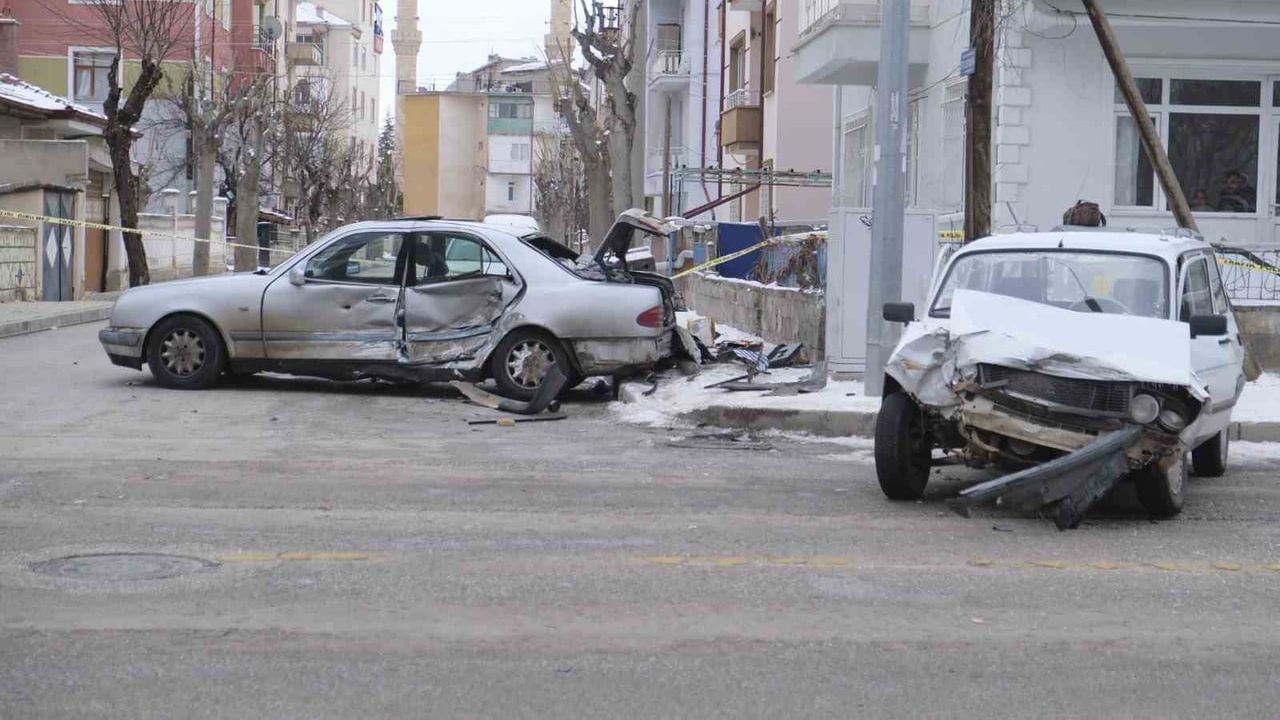 Karaman'da Trafik Kazası: Karı Koca Yaralandı