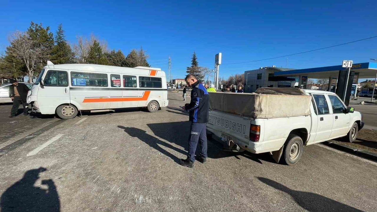 Karaman'da Yolcu Minibüsü ile Kamyonet Çarpıştı