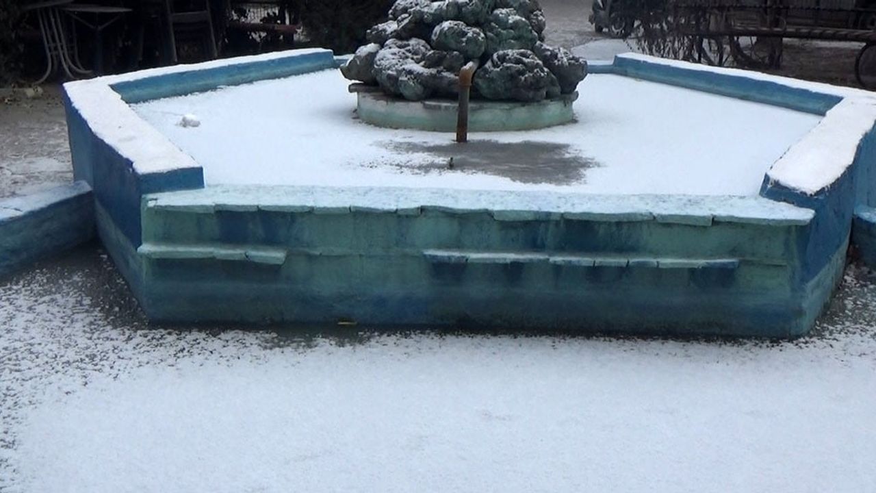 Karapınar'da Dondurucu Soğuk ve Süs Havuzundaki İlginç Görüntüler