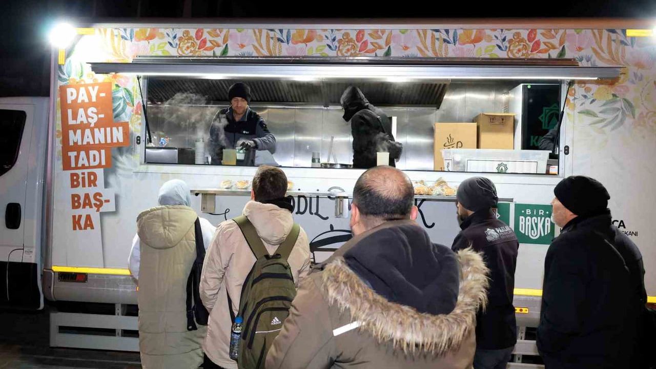 Karatay Belediyesi'nin Sıcak Çorba Geleneği Kış Boyunca Devam Ediyor