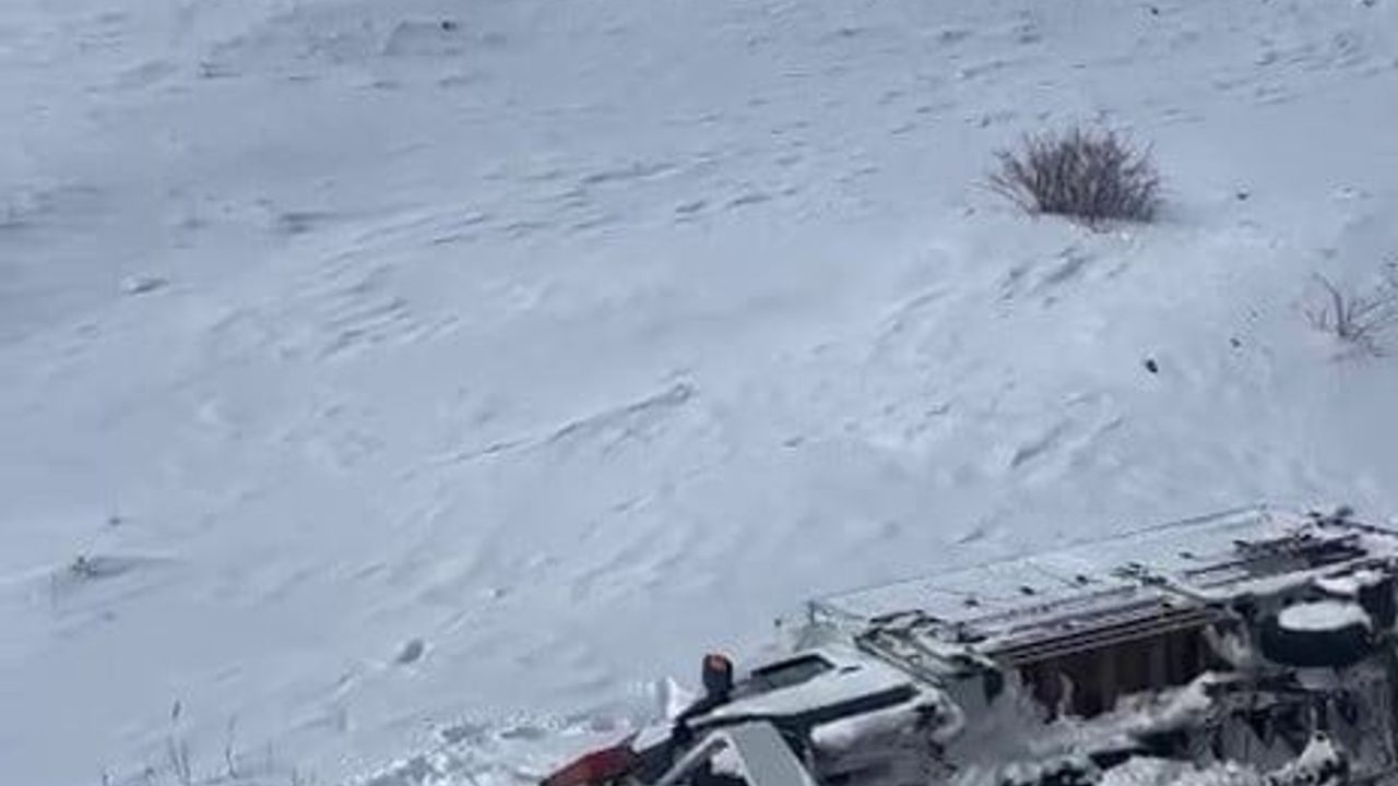 Karayazı’da Çekici Araçla Şarampole Devrildi