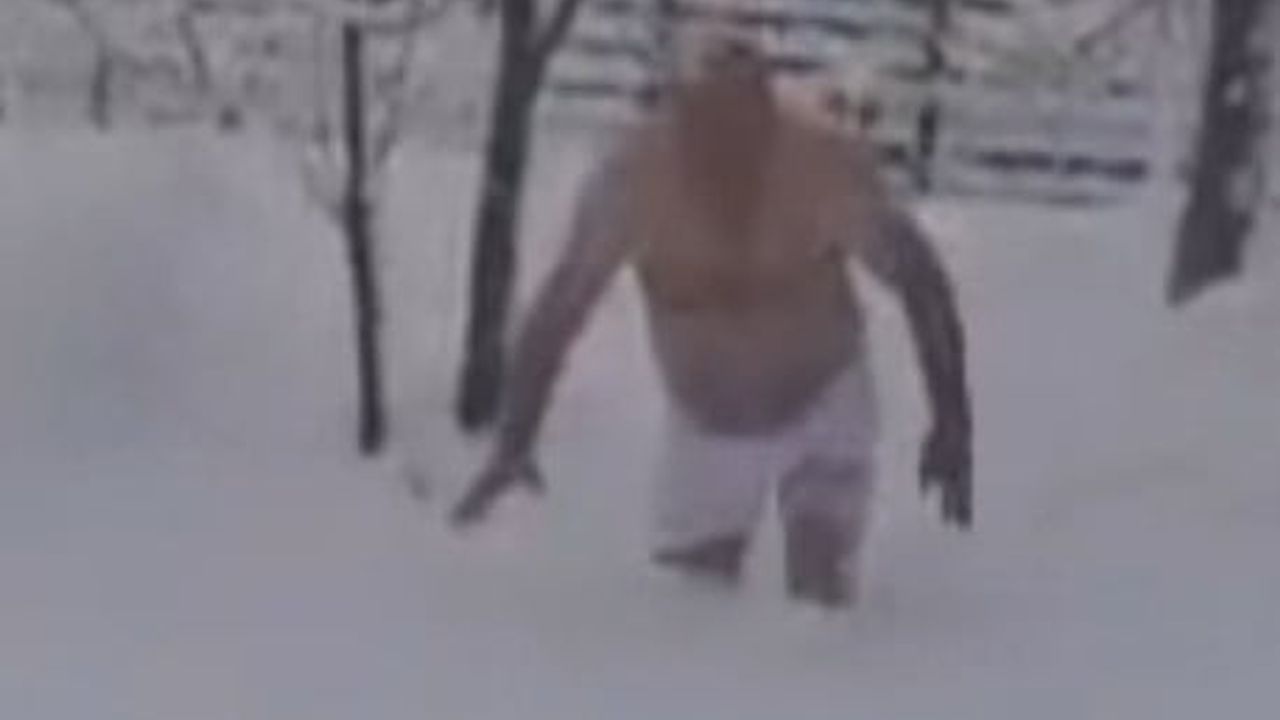 Karda Yüzme Keyfi: Sadettin Özgenç'in Eğlenceli Anları