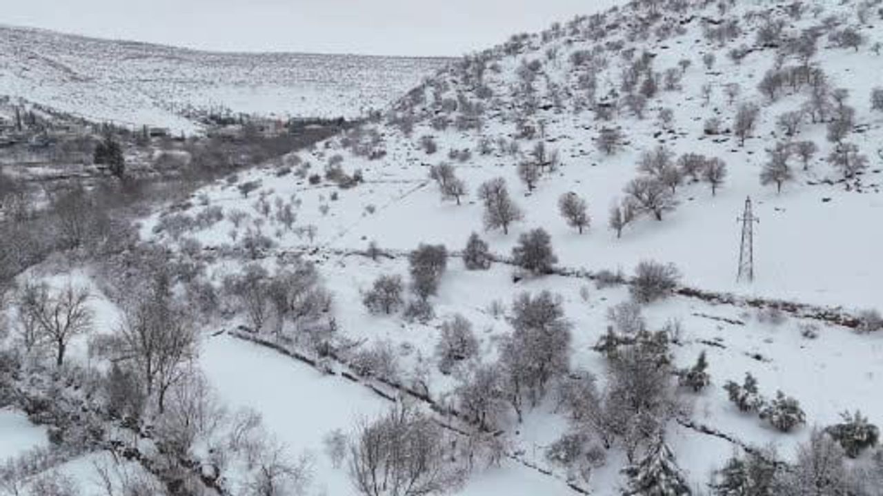 Karla Beyazlanan Akarsu Mahallesi