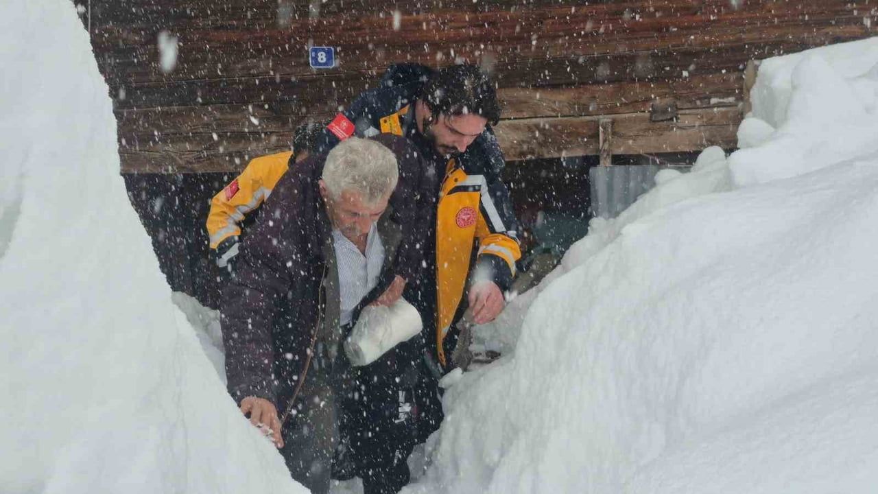 Karla Kaplı Yolculuk: Nefes Darlığı Çeken Yaşlı Adam Kurtarıldı