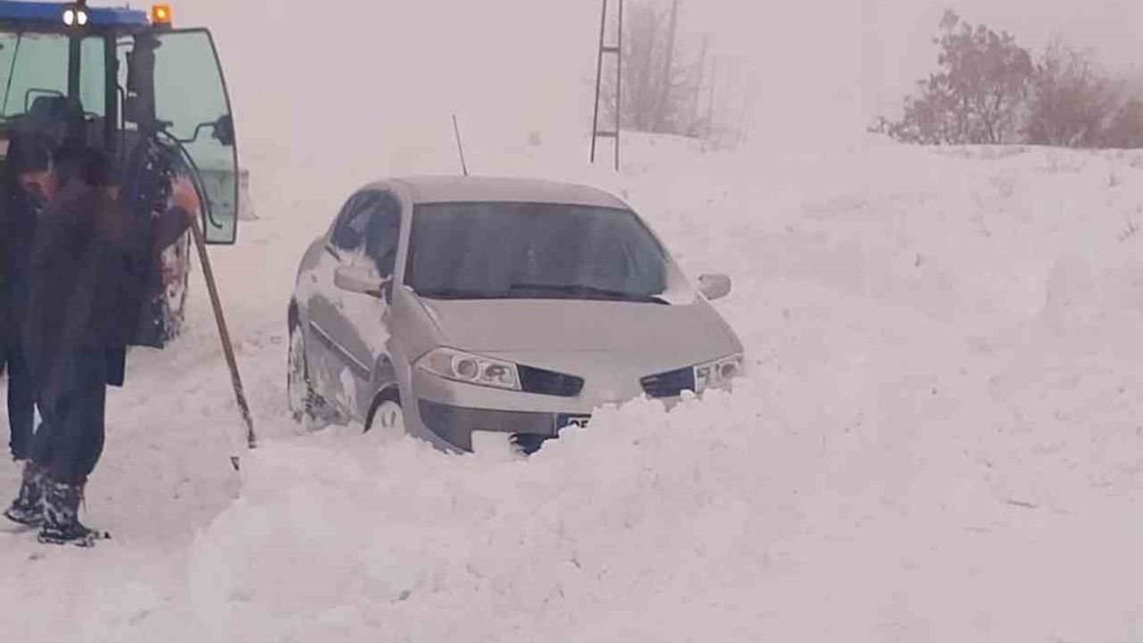 Karla Kaplı Yolda Acil Yardım: İlaçlar Kepçeyle Ulaştı