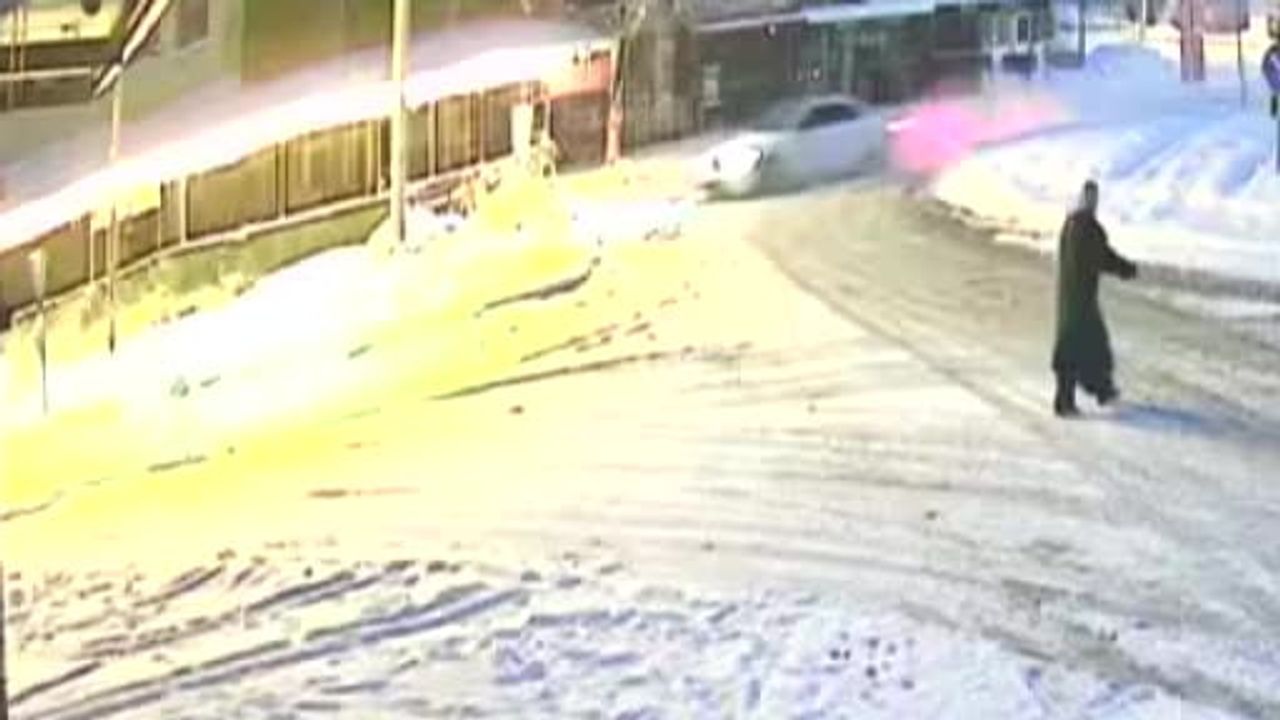 Karla Kaplı Yolda Kontrolden Çıkan Araç Refüje Çıktı