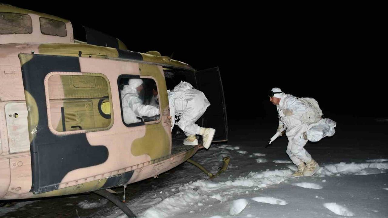 Karlı Arazide Mehmetçik Gece Eğitimi